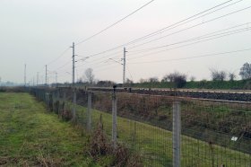 Забор у высокоскоростной железной дороги формальный. Невысокий и достаточно хлипкий. В Италии люди приучены не ходить по путям и без заборов. Серьезный штраф, плюс поезда ходящие со скоростями 160 - 180 - 200 км/ч давно приучили итальянцев.